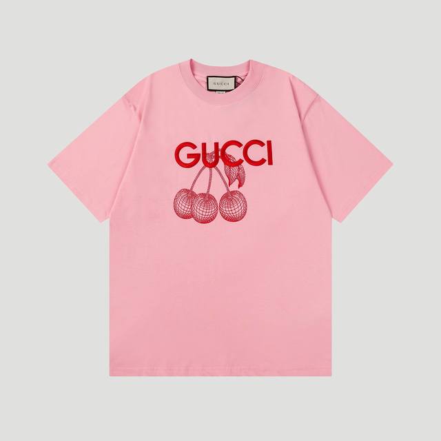 高品质 Gucci2024春夏系列新款印花刺绣短袖t恤 这款柔美t恤以粉色棉匠心打造 巧妙融入 Gucci刺绣和樱桃图案 一如即往复古又可爱 减龄又时尚,质感拉